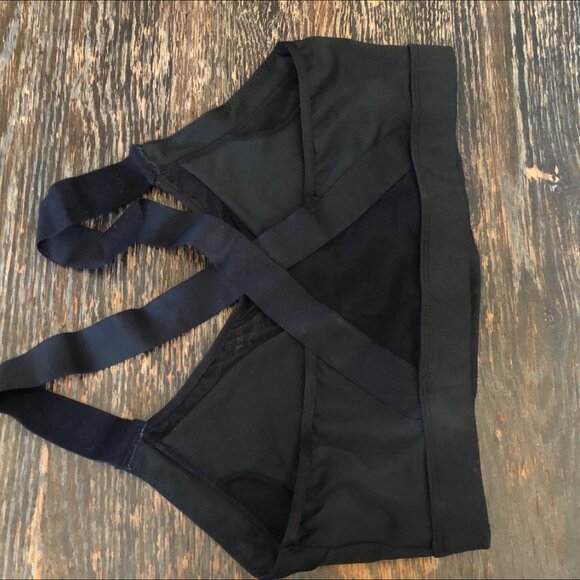 Sports bra with mesh front and criss cross back size XL - Picture 2 of 2
